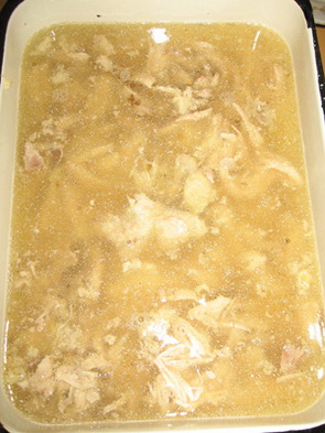 Заливаем мясо бульоном